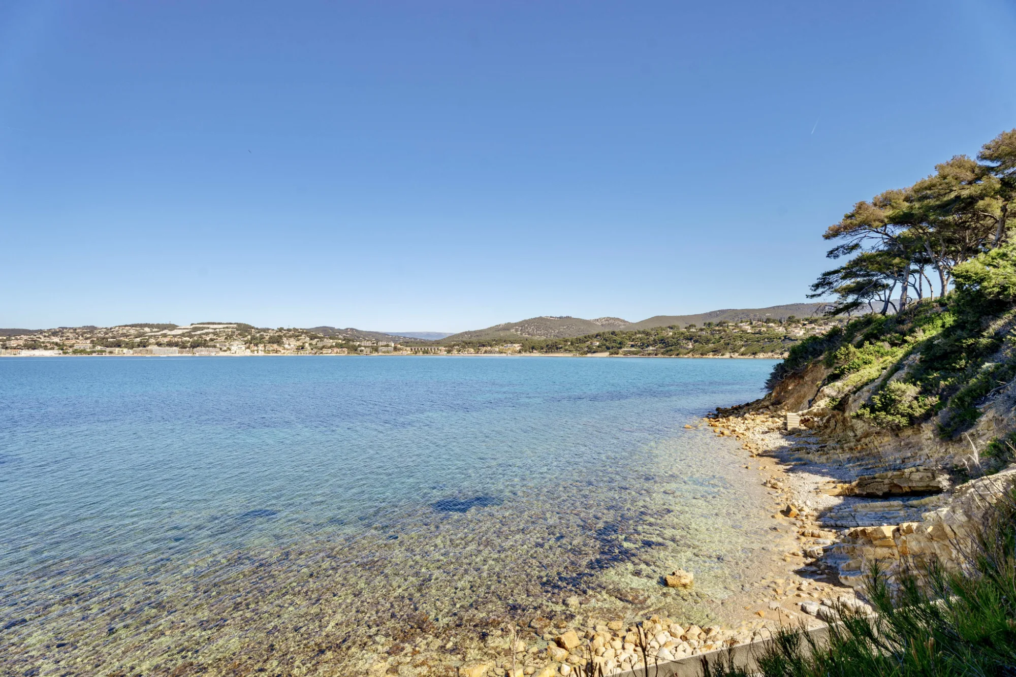 La baie de Sanary vue de la côte de Beaucours